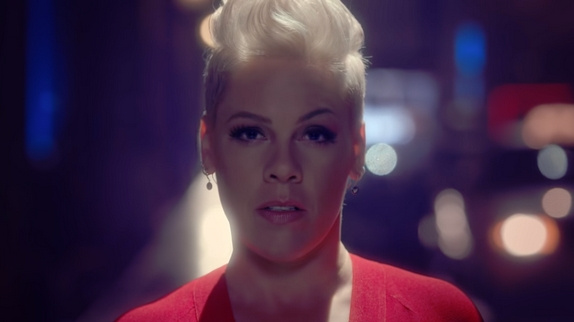 P!nk dévoile le clip de "Walk Me Home"