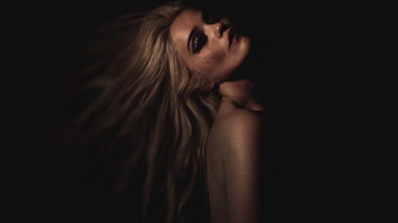 Sky Ferreira de retour avec "Downhill Lullaby"