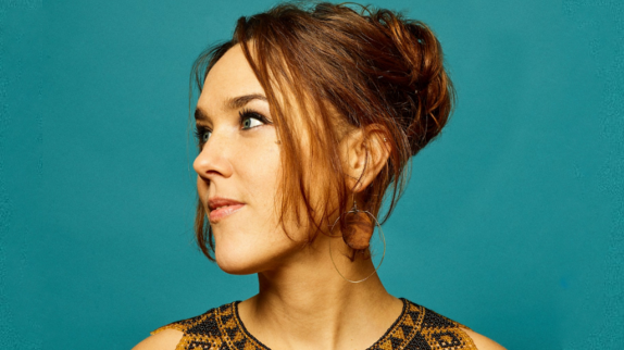 Zaz enchaîne avec "On s'en remet jamais"