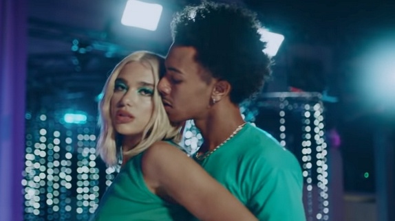 Dua Lipa enchaîne avec le clip de "Physical"