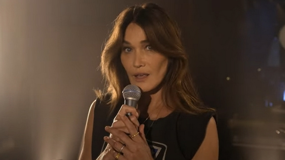 Carla Bruni fait face à un "Petit guépard"