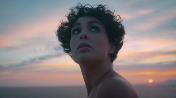 Barbara Pravi dévoile le clip "Saute"