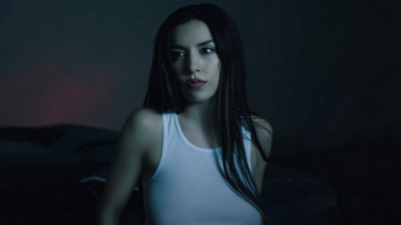 Ava Max se lâche sur "Million Dollar Baby"