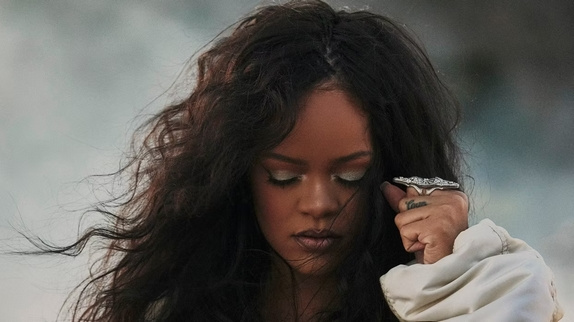 Rihanna dévoile le clip "Lift Me Up"