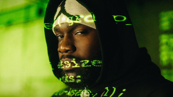 Tayc cartonne avec "Room 69"