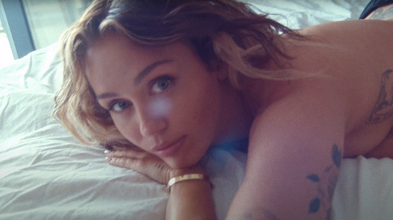 Miley Cyrus à nu dans le clip de "Jaded"