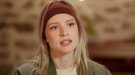 Angèle revient sur son coming out "volé"