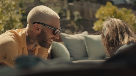 Maroon 5 : le clip intimiste de "Middle Ground"