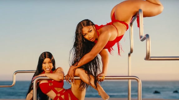 Cardi B et Megan TS jouent des "Bongos"