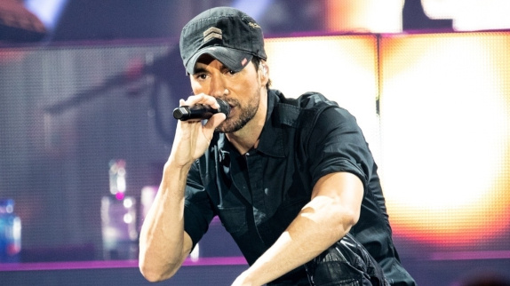 E. Iglesias en duo avec... une élève de la Star Ac !