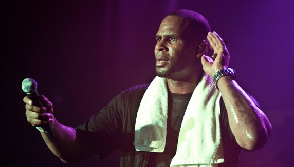 Britney Spears ft. R. Kelly : "Till The World Ends"