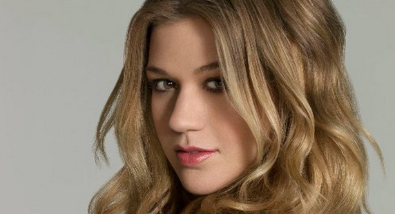 Kelly Clarkson a choisi "Dark Side"