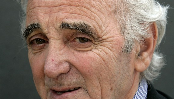Charles Aznavour, escroqué, annule ses concerts