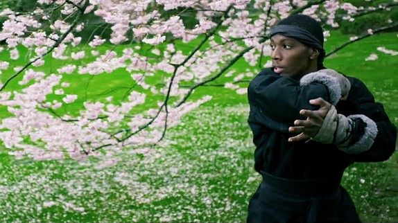IAM initié aux arts martiaux dans son clip
