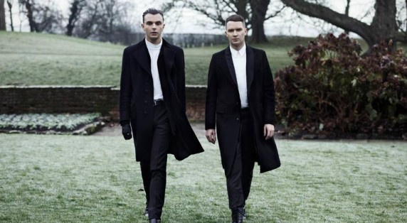 Hurts enchaîne avec "Somebody To Die For"