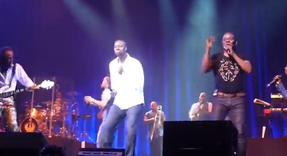 Earth, Wind & Fire a fait danser Omar Sy