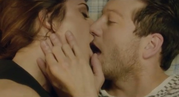 Matt Cardle et Mel C dans le clip "Loving You"