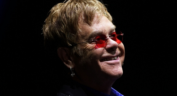 Elton John met en garde Lady Gaga et M. Cyrus