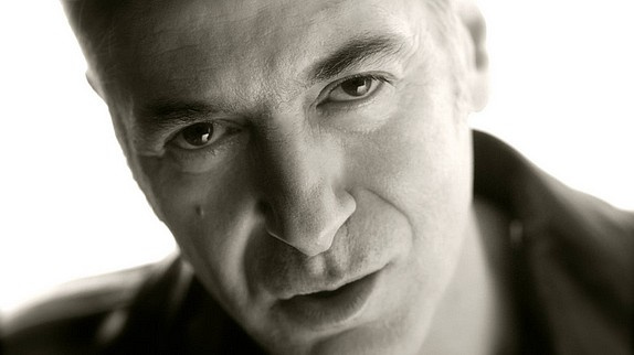 Etienne Daho dans le clip "La peau dure"