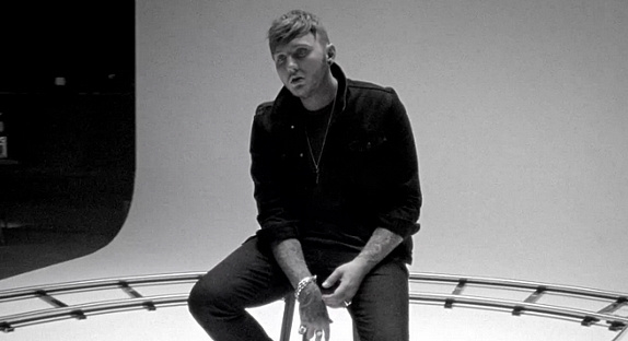 James Arthur : le clip noir et blanc de "Recovery"