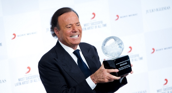 Julio Iglesias : un album avec B. Mars, Timberlake