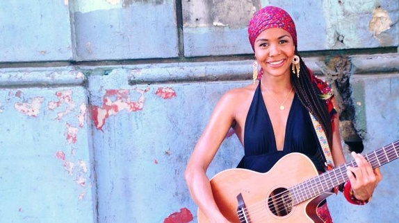 Ayo rayonne en live aux Folies Bergère