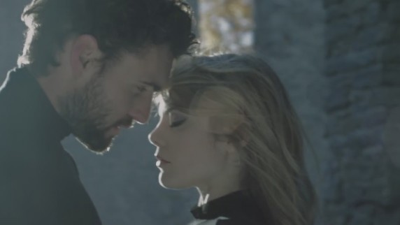 Coeur de Pirate fait son retour avec "Oublie-moi"