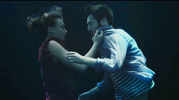Broken Back clippe le tubesque "Halcyon Birds"