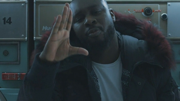 Abou Debeing fait "Boom" : le clip en exclu !