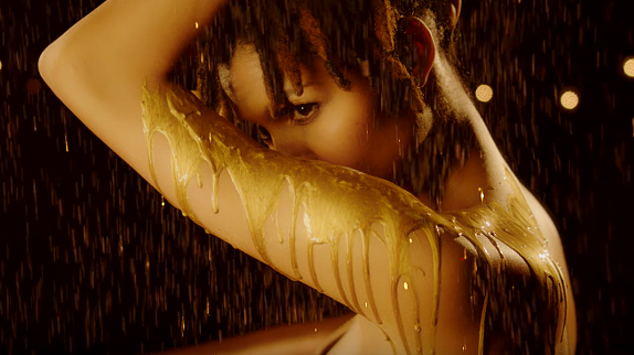 Ayo revient en douceur avec "I'm a Fool"