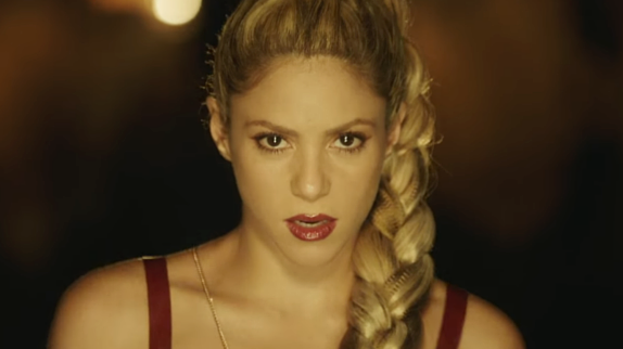 Shakira en bomba latina dans "Perro Fiel"