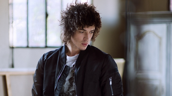 Julian Perretta de retour avec "On The Line"