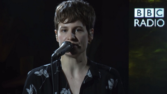 Chris chante "Girlfriend" et Maroon 5 à la BBC