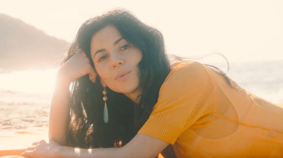 Marina sonne l'été avec "Orange Trees"