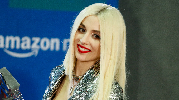 Ava Max tente sa chance avec "On Somebody"