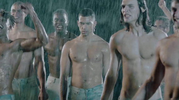 Mahmood fend l'armure avec "Rapide"