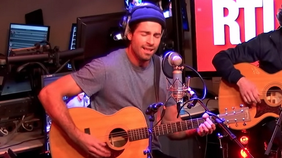 Tom Leeb chante "The Best In Me" en acoustique
