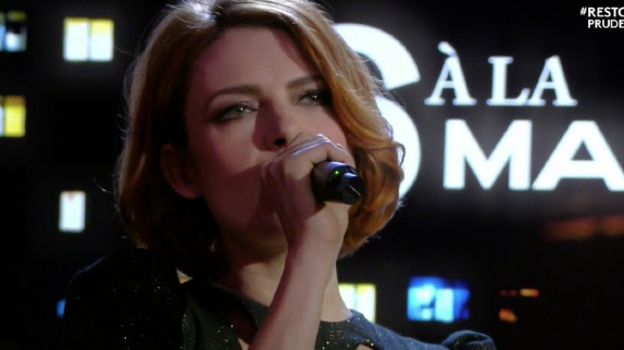 Elodie Frégé reprend Aznavour : regardez !