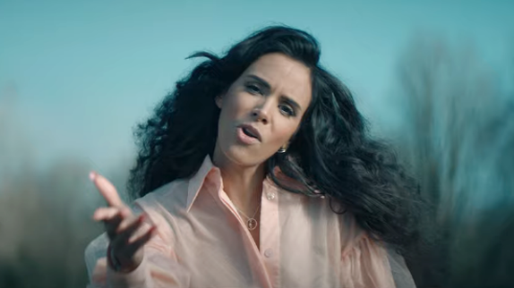Shy'm célèbre l'amour dans "Ensemble"