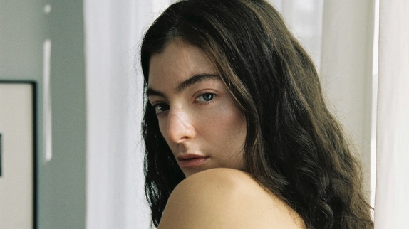 Lorde enchaine avec "Stoned at the Nail Salon"