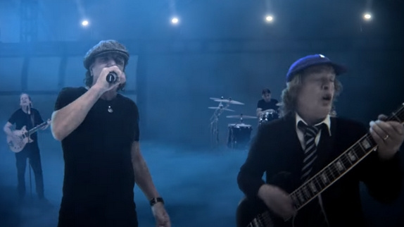 AC/DC au panthéon du rock dans son clip