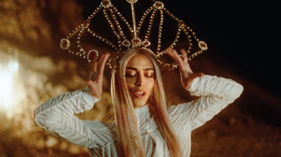 Bilal Hassani revendique sa liberté sur "Il ou elle"