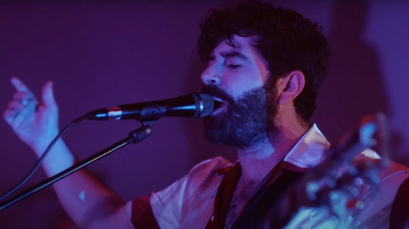 Foals sonne l'été avec "Life Is Yours" : le clip