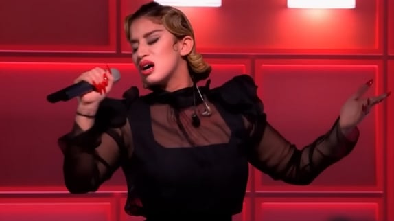 Eurovision : La Zarra met le feu dans "C à vous"