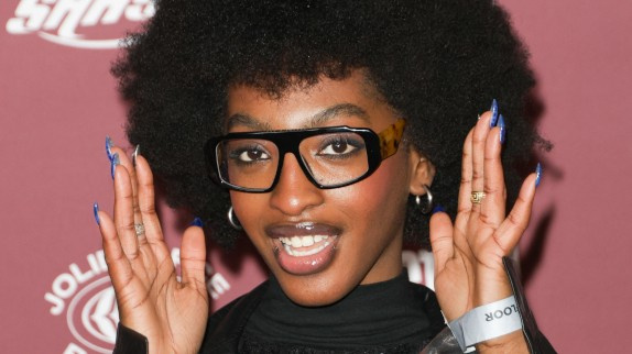 Ebony dévoile un extrait d'une nouvelle chanson