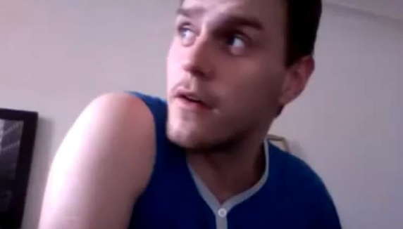 Matthew R.-Barker s'amuse sur le Net