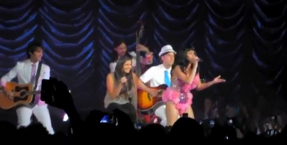Katy Perry invite Rebecca Black sur scène