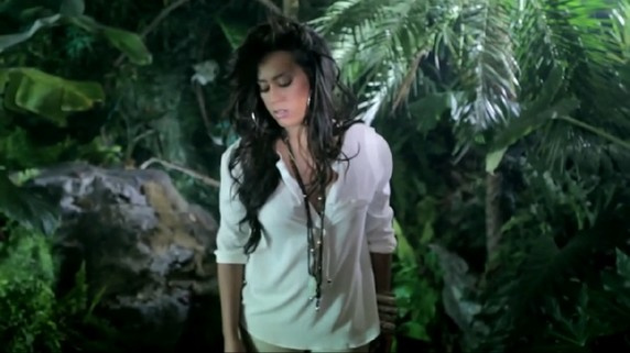 Le venin d'Amel Bent pour le clip "Je reste"