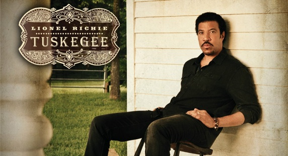 Lionel Richie passe devant Whitney Houston