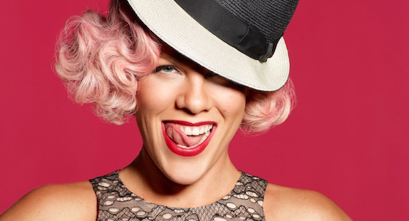 Pink frappe fort avec "The Truth About Love"